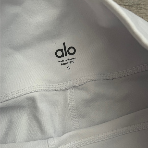 ALO Yoga Women's White Bike Shorts small - Picture 4 of 4